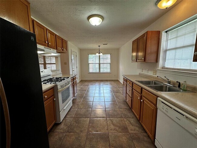 Building Photo - 1400 Prairie Dr