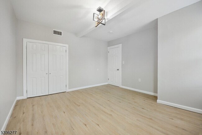 Building Photo - 176 Valley St