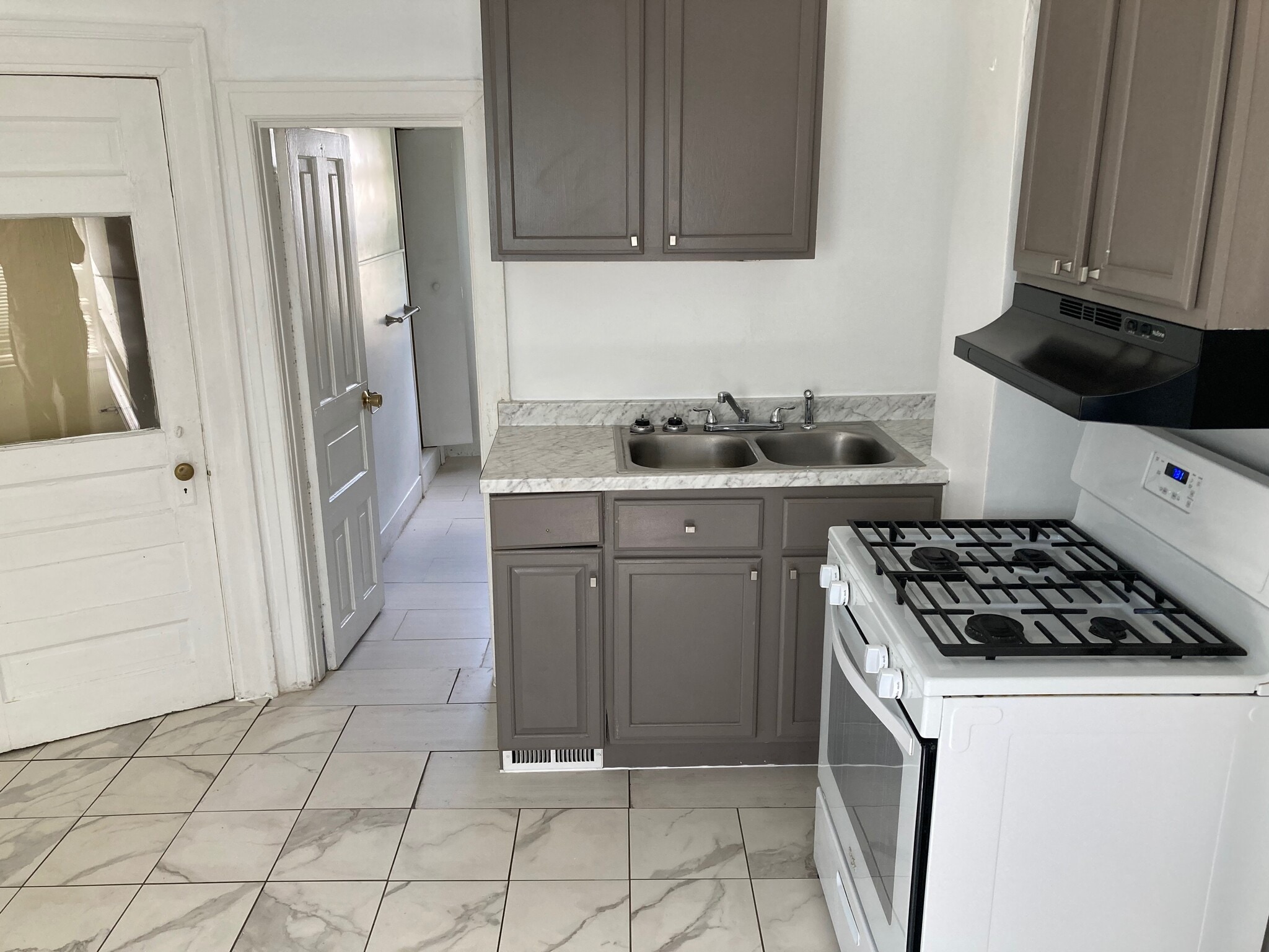 Kitchen Range - 12087 Saint Aubin St