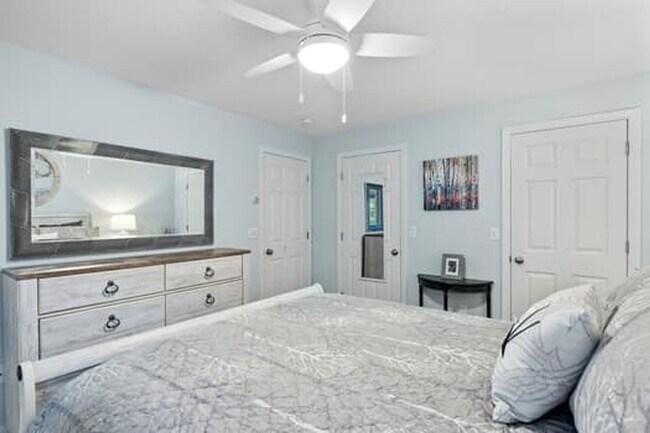 Building Photo - Spacious & Comfortable 4 Bedroom House - C...