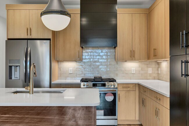 Building Photo - 660 Vernon Ave