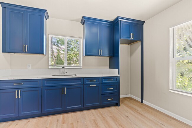 Building Photo - Fully Remodeled Oakland 2 Bed w/ Off-Street Parking