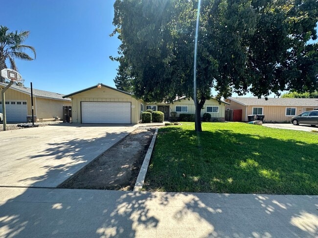 Building Photo - SW Visalia Home coming soon!!