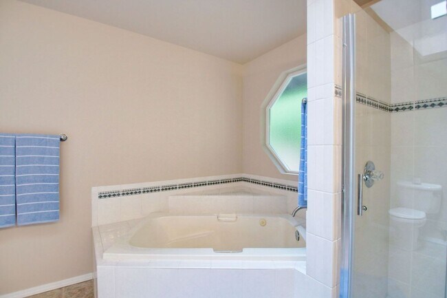 Building Photo - Lovely Clinton Home with Great Light and Pet Friendly!