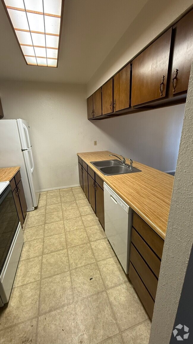 Building Photo - 834 E Cedar Ct