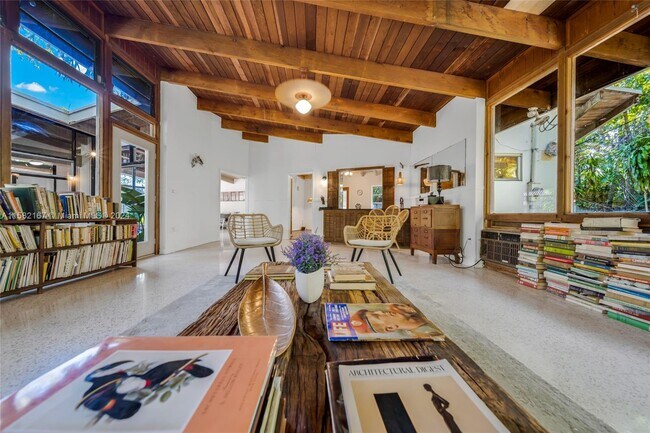 Building Photo - 2321 Tigertail Ct