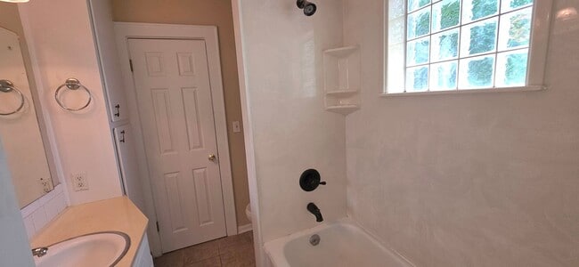 Building Photo - Rountree Area, Close to MSU! 2 Bedroom House!  $1095!