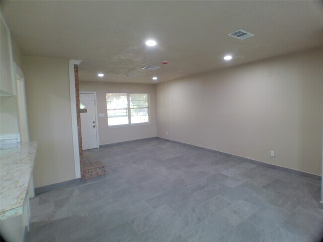Building Photo - 601 Fresa Rd