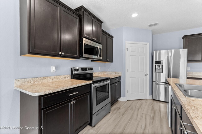 Building Photo - 402 Moray Dr