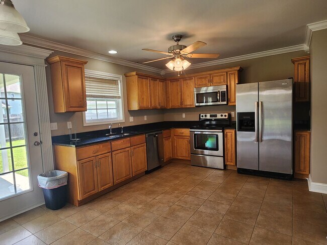 Building Photo - Maryville 37801 - 3 bed 2 bath home with a...