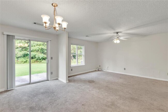 Building Photo - 6300 Hickory Ln Cir