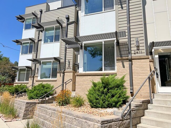Building Photo - 2411 W Argyle Pl