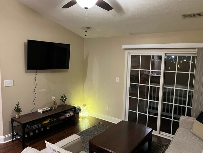 Building Photo - Top floor, fully furnished, with balcony-  Perfect for Professionals- Near shops & restaurants