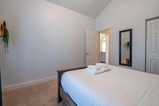 Building Photo - 350 Park Creek Ridge