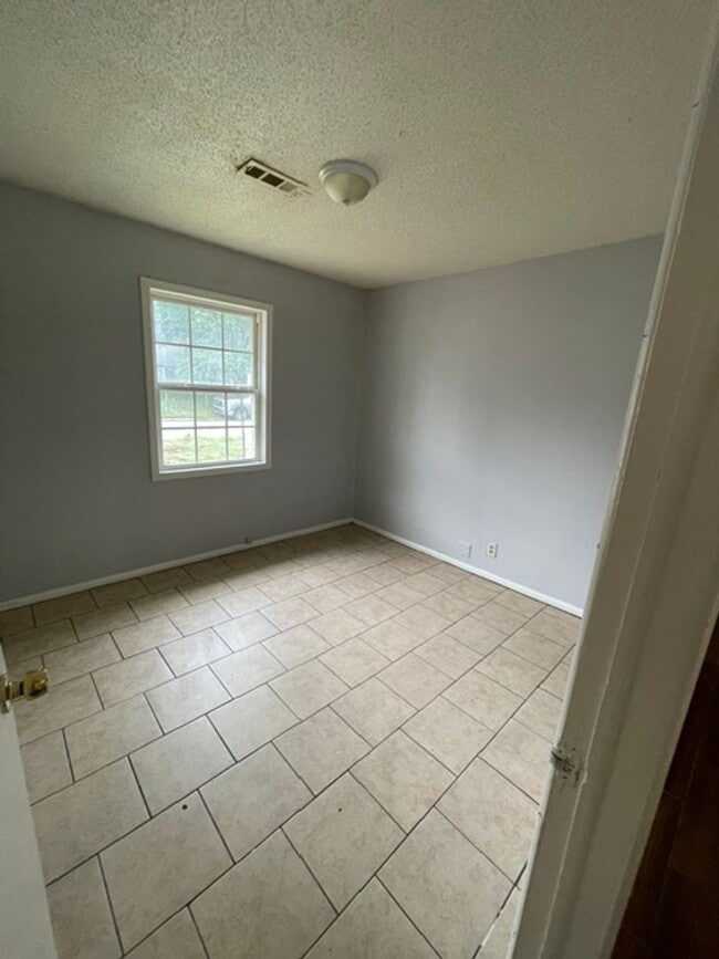 Building Photo - Spacious Rental Home in Derby School District