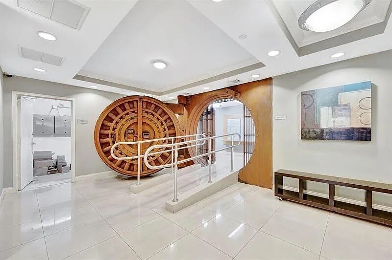 Building Photo - 111 E Flagler St