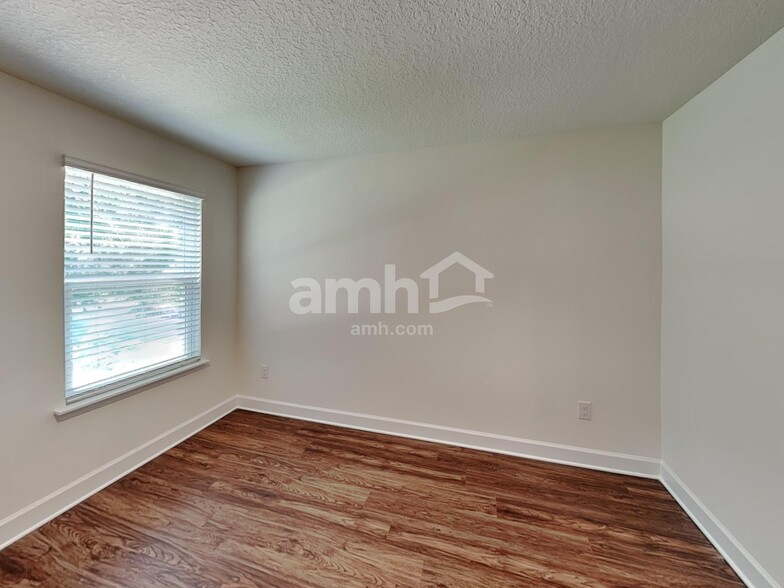 Building Photo - 1001 Highland Walk