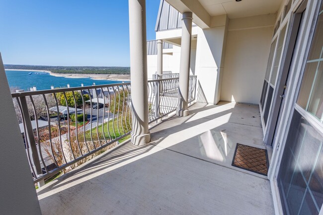 Building Photo - 3 Bed 3 Bath Condo on Lake Travis