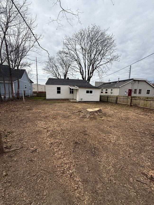 Building Photo - 3 bedroom/1 bath house