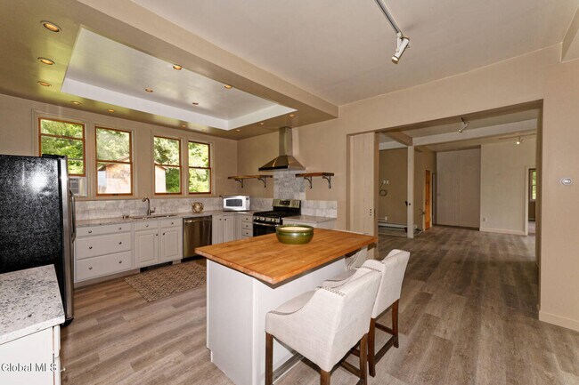 Building Photo - 1412 River Rd