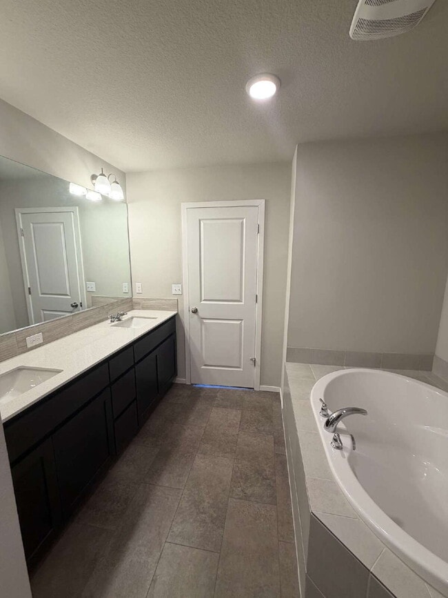 Building Photo - 3 Bedroom / 2.5 Bathroom Townhome - Near Bethany & PCC
