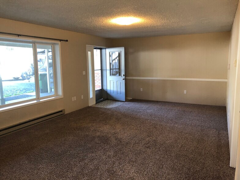 Building Photo - 1804 N Oak St