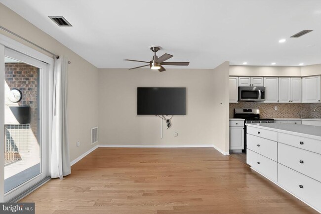 Building Photo - 215 Haddonfield Cmns