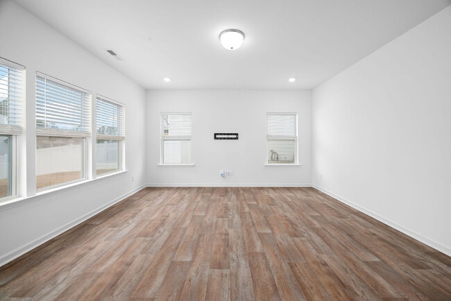 Building Photo - Spacious 4-Bedroom Rental in Desirable Arl...