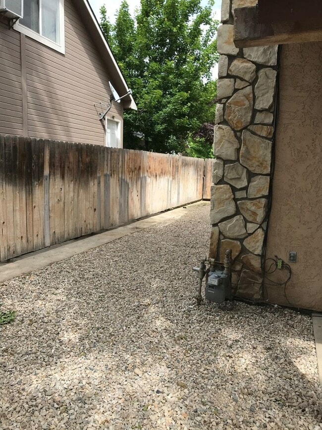 Building Photo - Updated 2 BR / 1.5 BA End Unit – Private Yard & Fresh Interior!