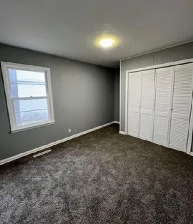 Building Photo - 3 bedroom/2 bath house