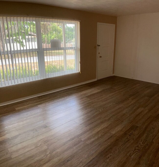 Building Photo - 3 bed 2 bath Home