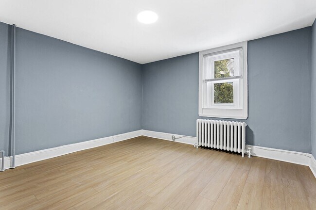 Building Photo - 2BR/1BA | Bonus Attic + Yard | Fast Approval