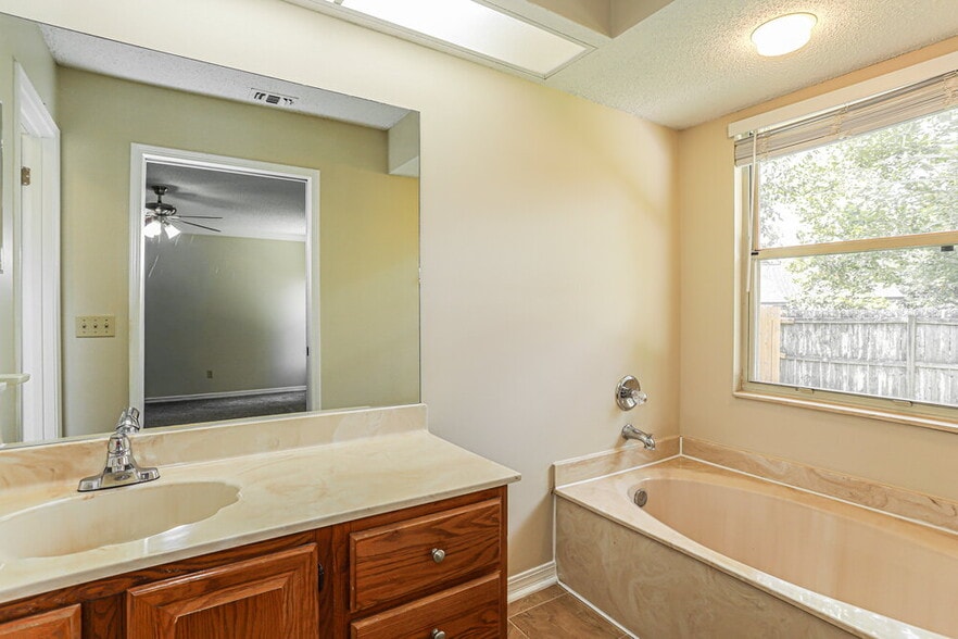 Building Photo - 8323 Cross Timbers Dr W