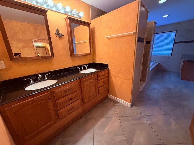 Building Photo - 9 Rooms  6 Bedroom 4 baths Granite Kitchen Executive Home For $5990