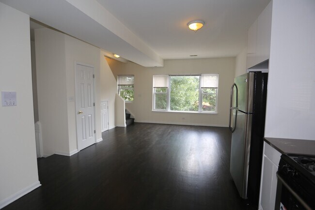 Building Photo - 2438 N Ashland Ave