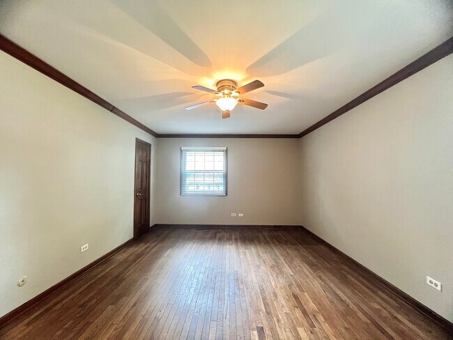Building Photo - 25W135 Essex Ave