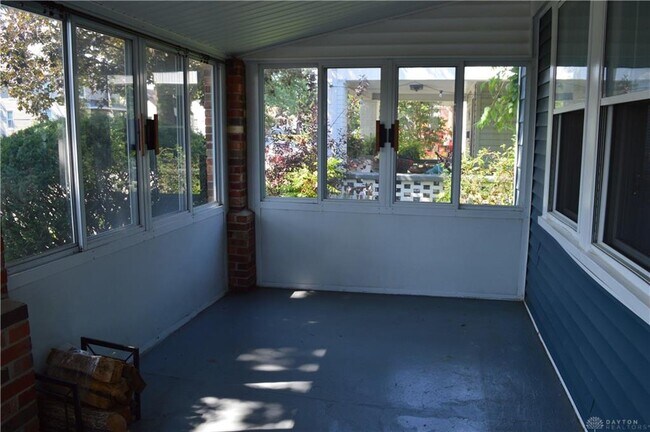 Building Photo - 2752 Springmont Ave
