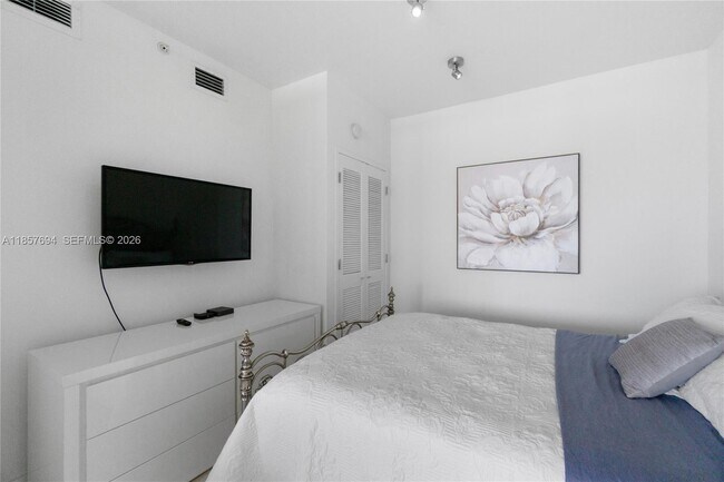 Building Photo - 100 Lincoln Rd