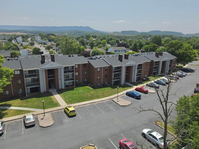 Building Photo - Top floor completely remodeled condo with open concept, vaulted ceilings and an electric fireplace!