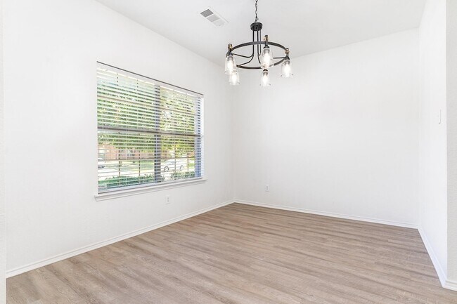 Building Photo - 3012 Hoover Dr