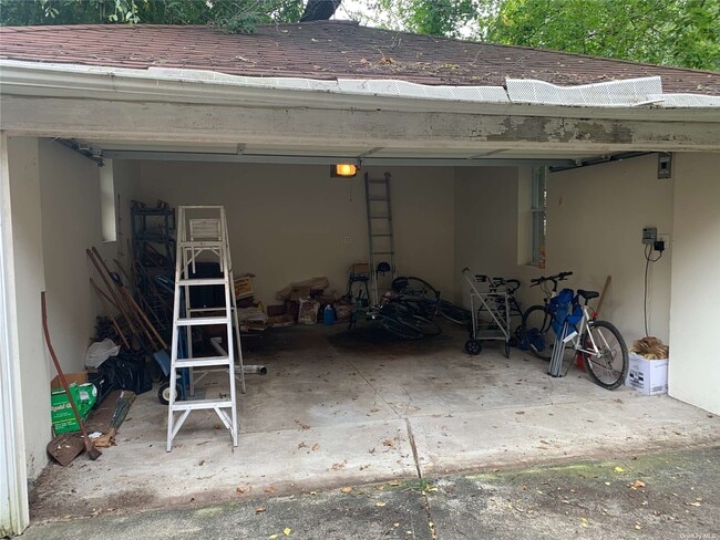 Building Photo - 70-20 Harrow St