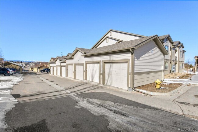 Building Photo - Like new gorgeous ground level Condo with Detached Garage and open floor plan.