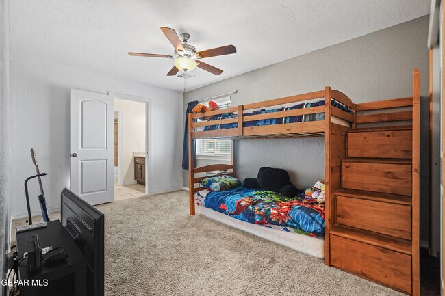 Building Photo - 212 S Manzanita Dr