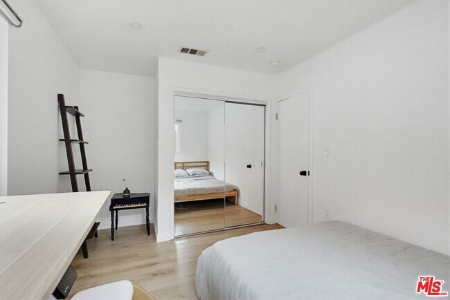 Building Photo - 3540 Division St