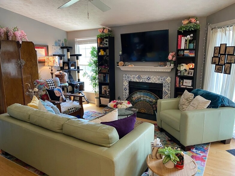 Working fireplace in the living room - 1483 Keys Crossing Dr NE
