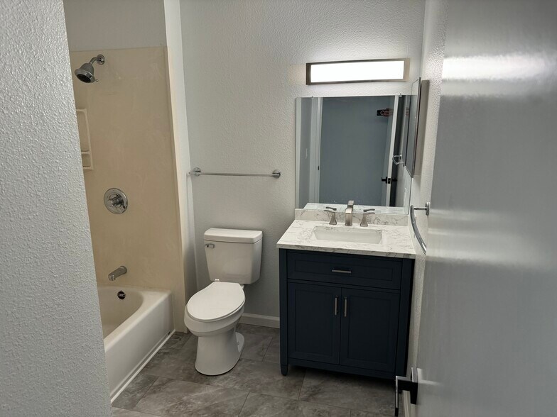 Bathroom - 95-664 Wikao St