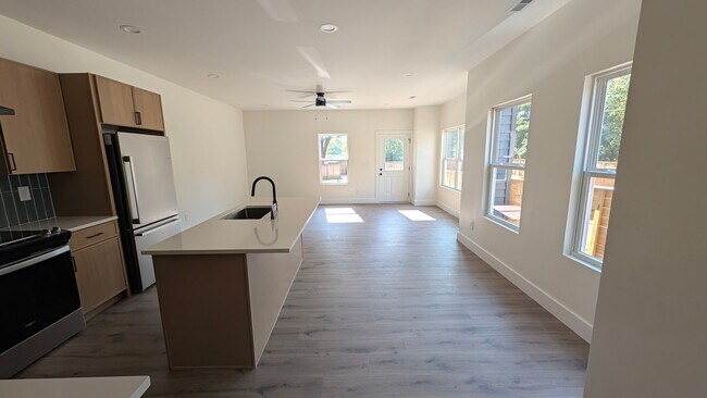 Building Photo - 2544 Selma Ave