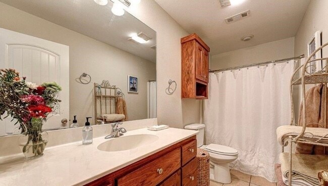 Building Photo - 410 N Oliver Ave