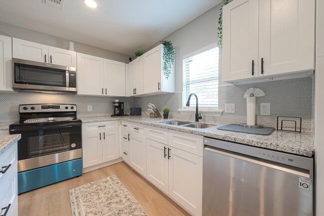 Kitchen - 2908 Baer St