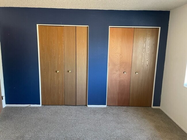 Building Photo - SUNDOWNER 2BD TOWNHOME w/ 1 CAR GARAGE
